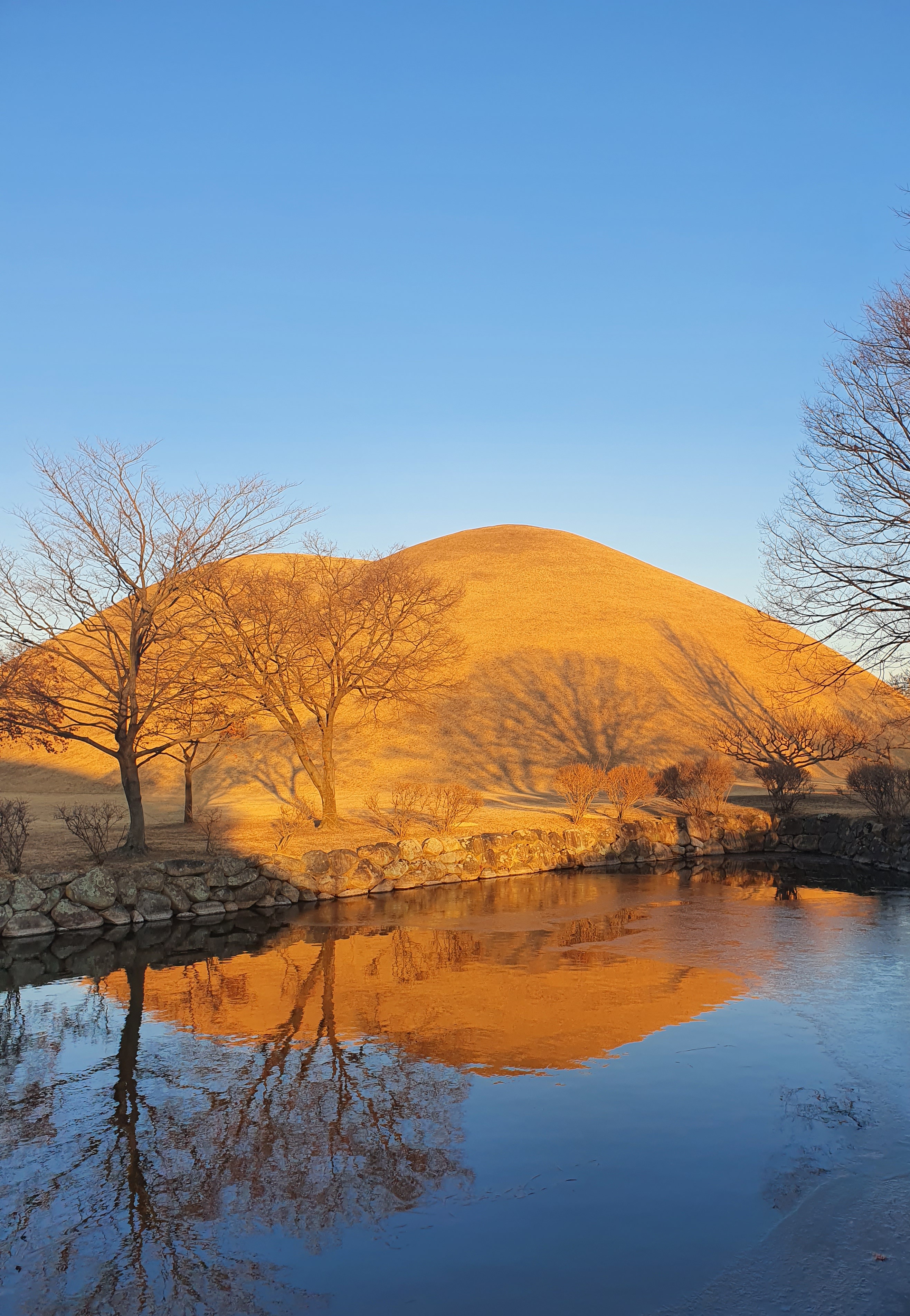 황남대총 사진을 찍던 중 지나가던 커플을 보게 됐다.