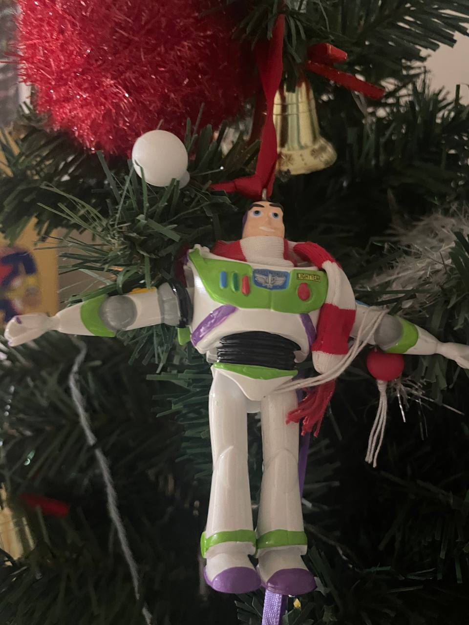 저희 픽사 최애 캐릭터인 버즈. 크리스마스 스타일 목도리를 하고 있어요.