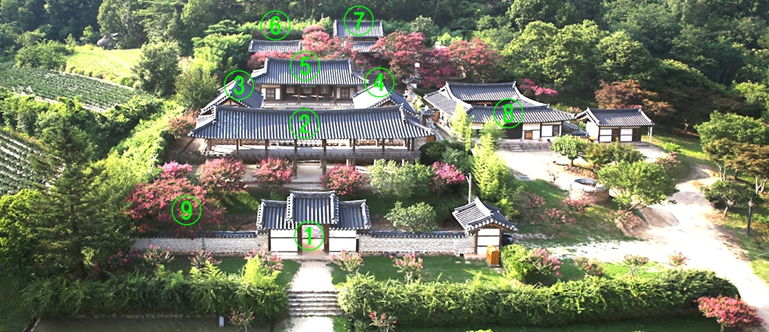 병산에서 바라본 병산서원 전경 1. 복례문, 2. 만대루, 3. 서재, 4. 동재, 5. 입교당, 6. 장판각, 7. 존덕사, 8. 고직사, 9. 광영지 -자료 : 유네스코 세계유산 병산서원&nbsp;
