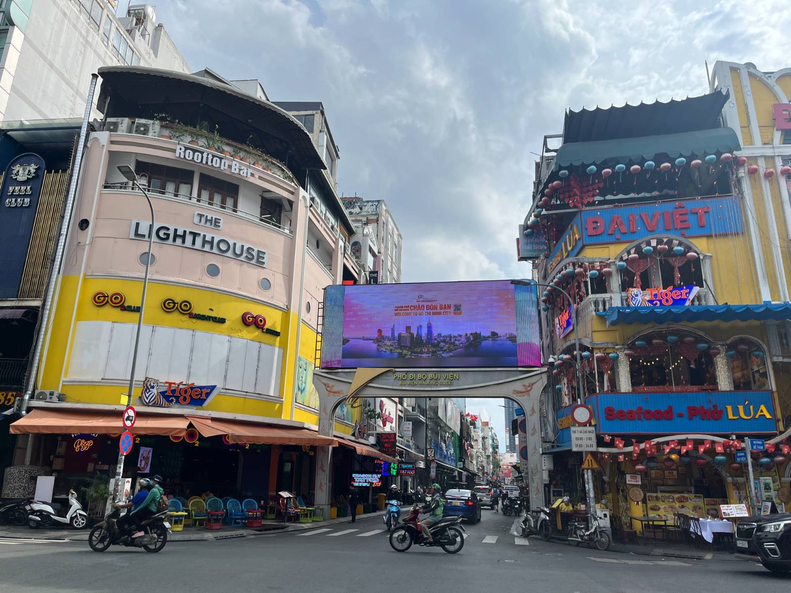 낮 시간대 호치민시 부이비엔 여행자거리 초입 (사진: 이승윤님 제공)