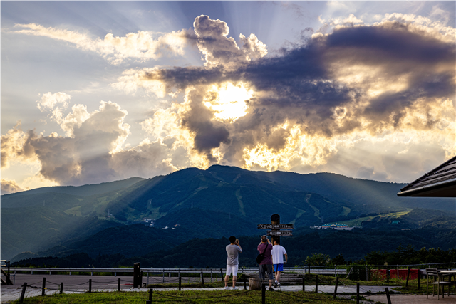 일본의 한 고속도로의 풍경 / 구름 사이로 쏟아지는 빛이 너무 멋졌던 순간 @열짱