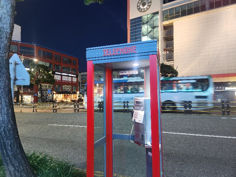 오랜만에 본 공중전화! 라떼는 1541 누르고 엄마한테 전화해서 무료 통화 몇 초 동안 엄마 나 ㅇㅇ인데 끊지 말아줘, 말하는 게 국룰이었는데 그쵸