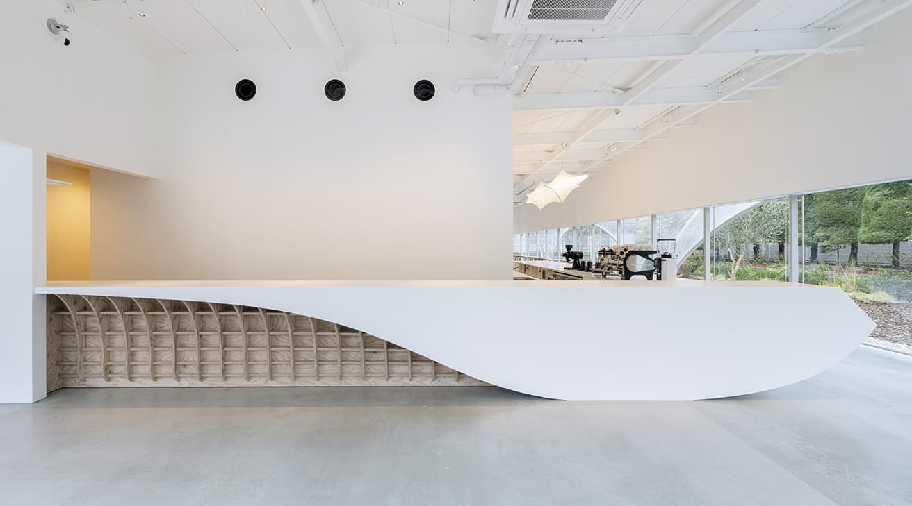 카페의 이름은 Cs Somme Café. 여기서 C 다음 s는 복수형의 s인데요, 먼저 구름 Cloud 부터Communication, Chill 등 C로 시작하는 다양한 매력들이 담긴 곳임을 의미한다 해요. 흥미로운 건 chill을 'くつろぎ'로 해석, 파악한 것 어쩌면 이와 같은 게 바로 말의 건축적 활용법일까요.