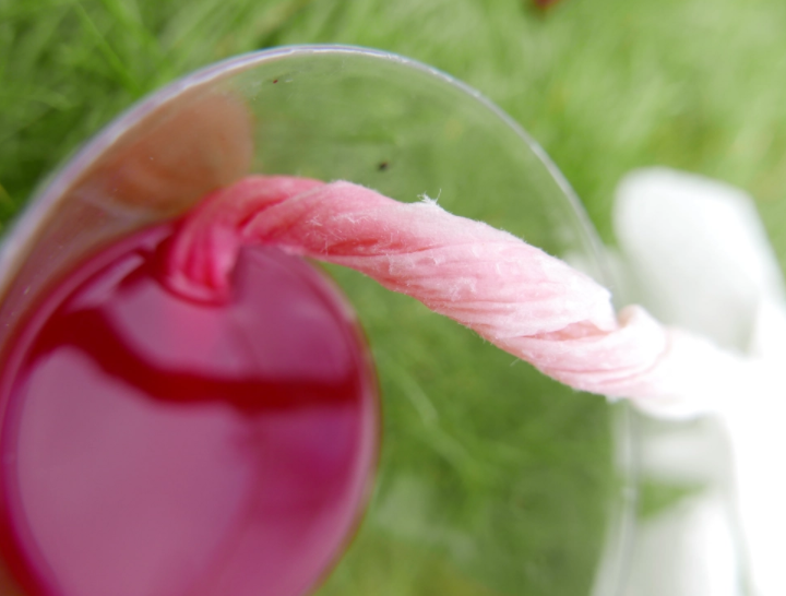 휴지나 노끈을 주스에 담궈 놔도 잉크가 위로 올라가는 모습을 볼 수 있어. 