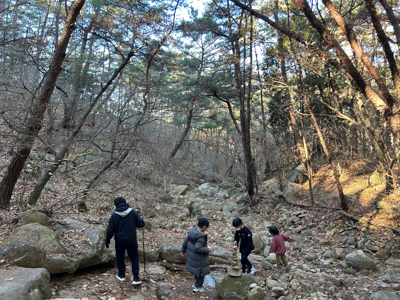 산을 오르는 아이들_아이들보다 우리가 먼저_윤경의 썸네일 이미지