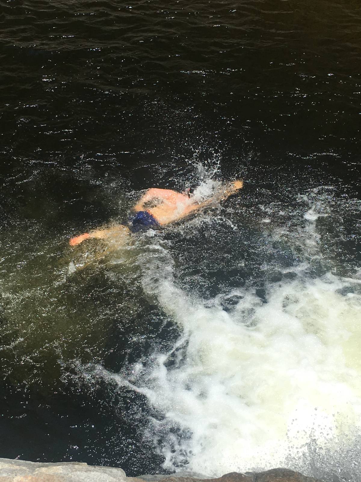 다른 사람의 모습이지만, 물속에 뛰어들어 수영하는 모습이 시원해보여 물보라치는 폭포까지 마음에 들어 함께 전해봅니다.&nbsp;