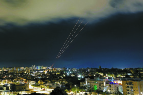 이스라엘이 13일(현지시간) 이란의 드론과 미사일 공격을 방어하고 있다. 로이터=연합뉴스