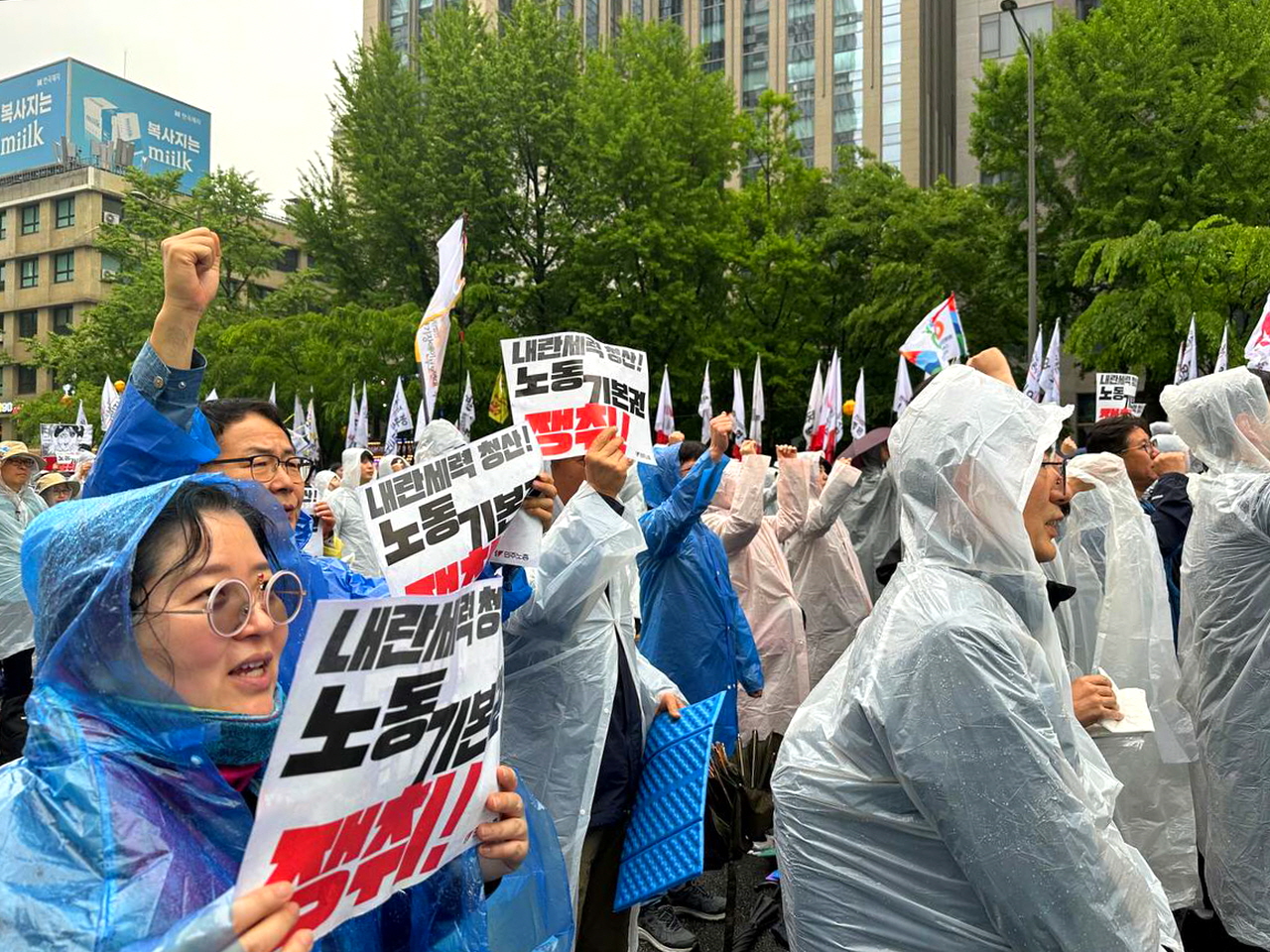 노동절 대회에서 송주명 위원장을 비롯한 조합원들이 '내란세력 청산, 노동기본권 쟁취!'의 구호를 외치고 있다.
