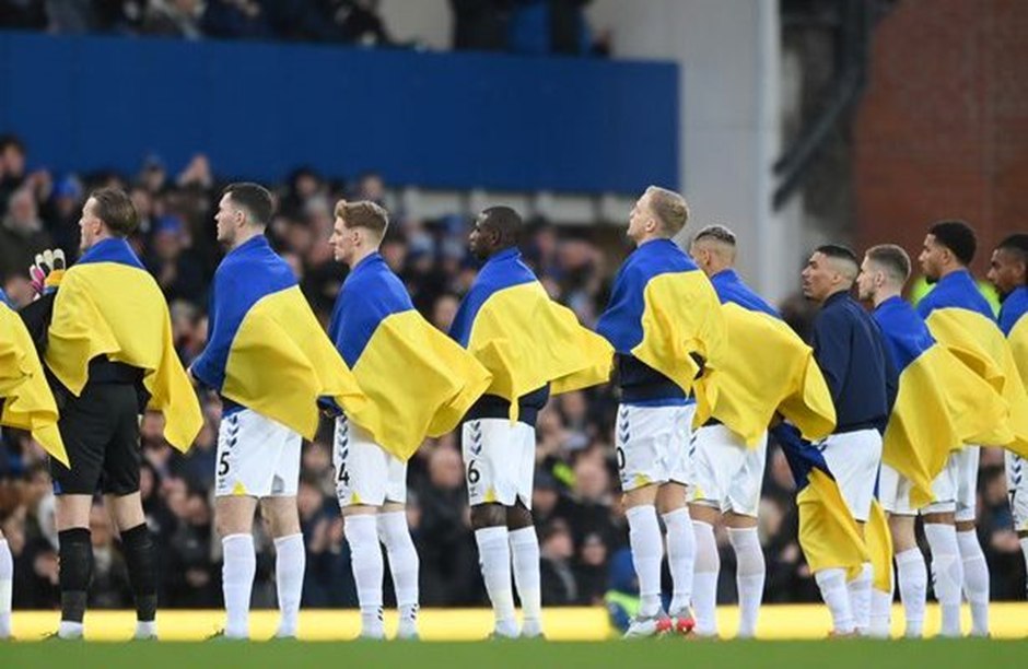 우크라이나 국기를 둘러맨 EPL의 에버튼 FC 선수들