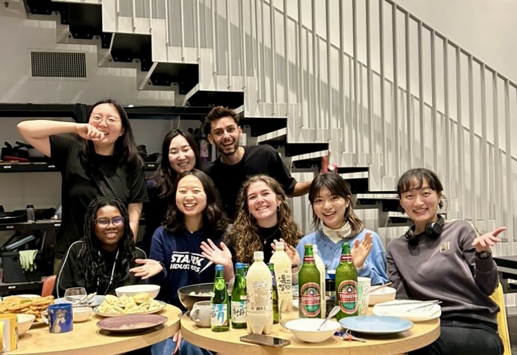 이 친구들은 파리에서 잘 나가는 석사생들이다. 물리학, 피아노학, 국제협력 등 겹치는 전공이 하나도 없었다. 