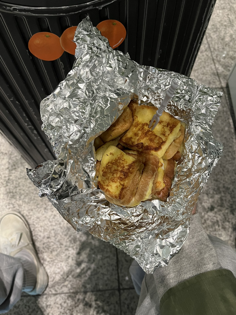 잠들기 직전에 실눈 뜨며 만들어준 프렌치 토스트. 사랑이란 뜻이다.