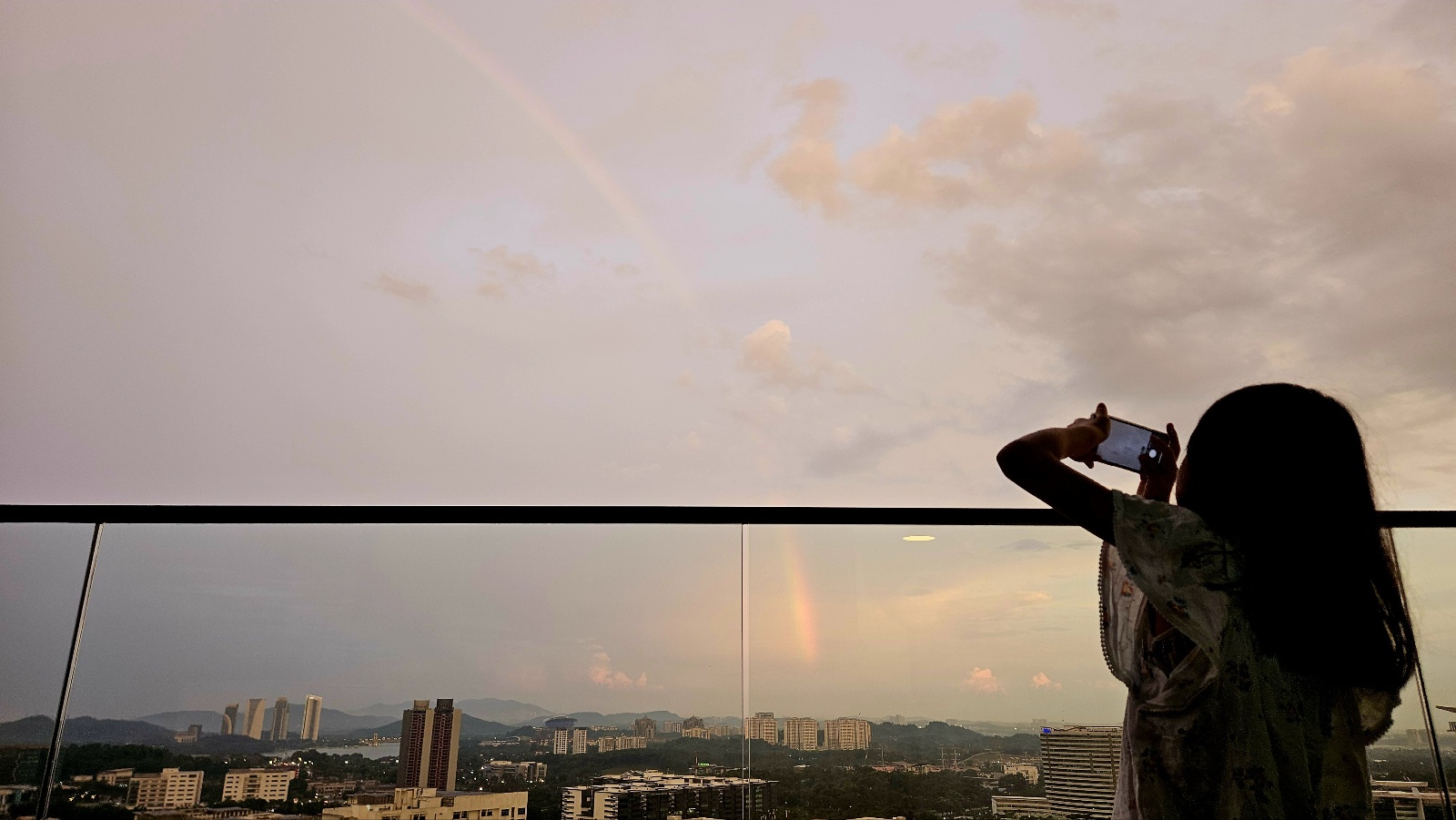 커다란 무지개가 뜬 하늘을 놓칠 순 없지요-