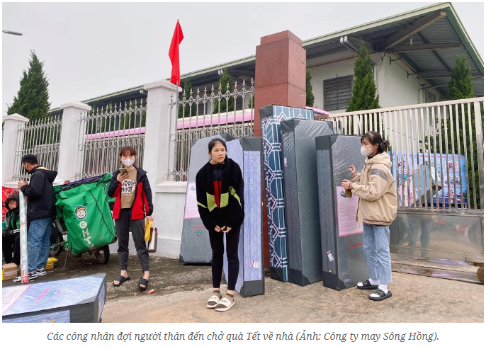 집에 설 선물을 싣고 갈 친지를 기다리는 현장근로자들