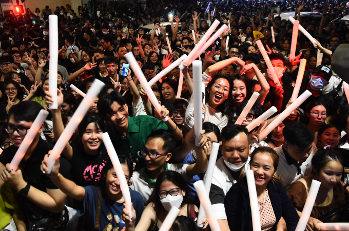 2022년 12/31 저녁 응우옌훼 보행자거리의 새해 카운트다운 무대로 몰린 젊은이들