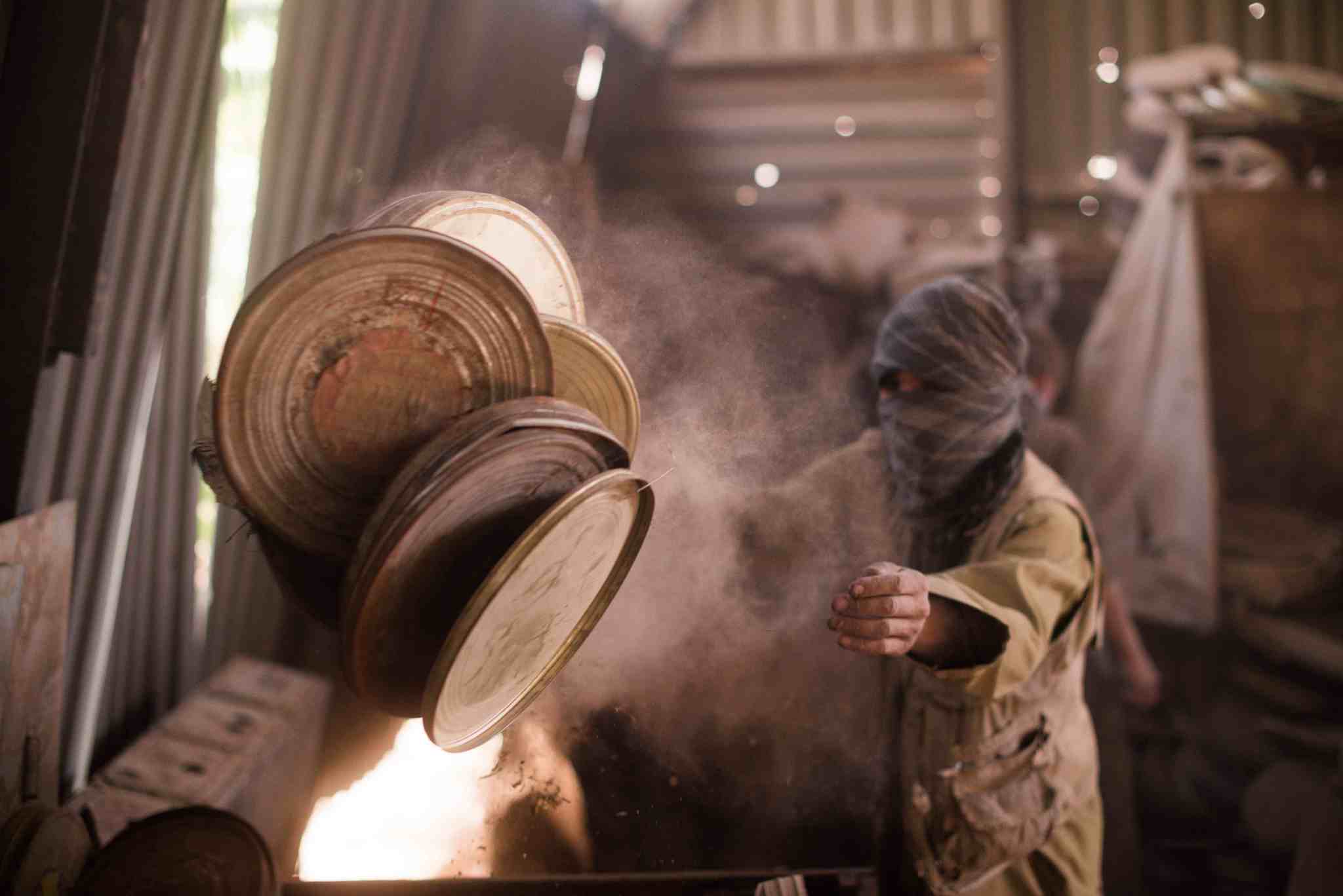 다큐멘터리 <A Flickering Truth>에서 필름 릴을 정리하는 모습. ⓒPBK Limited