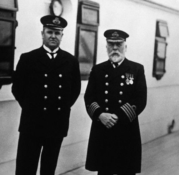 왼: 에드워드 존 스미스 대위, 오른: 휴 월 맥앨로이 선장. www.history.com