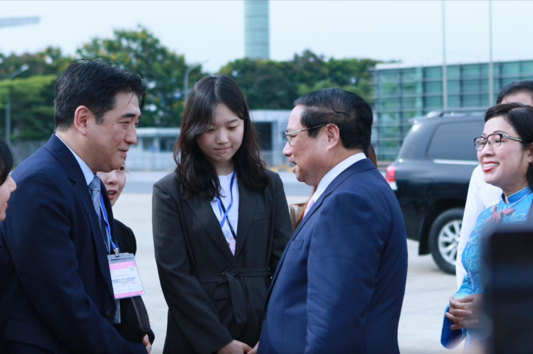 6/30 총리 부부 출국 전 배웅 나온 주베트남 대사관의 이경덕 공사