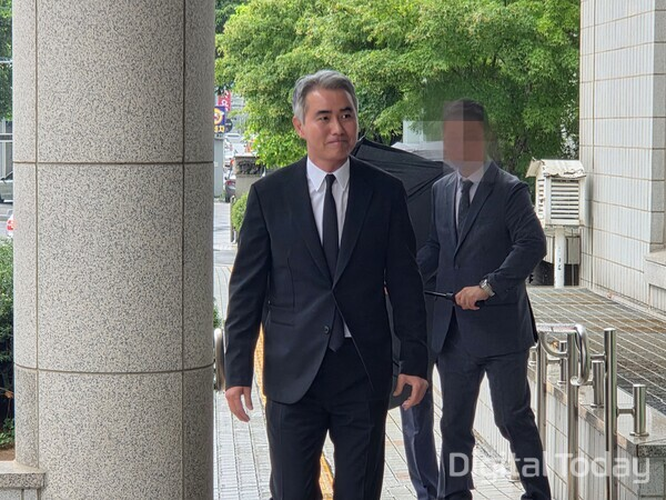 가상화폐 위믹스(WEMIX) 유통량을 조작했다는 혐의로 불구속기소 된 장현국 넥써쓰 대표가 15일 오후 서울 양천구 서울남부지방법원에서 열린 1심 선고공판에 출석하고 있다. [사진: 이호정 기자]