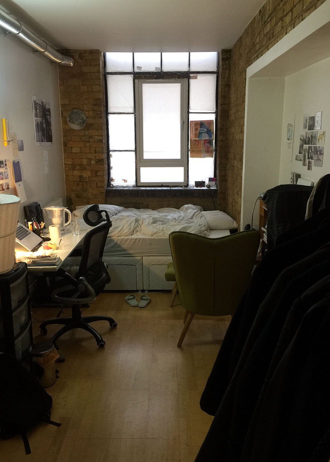 살짝 엿볼 수 있는 그때 나의 방. 흰색 창문 보이징? ㅎ&nbsp;