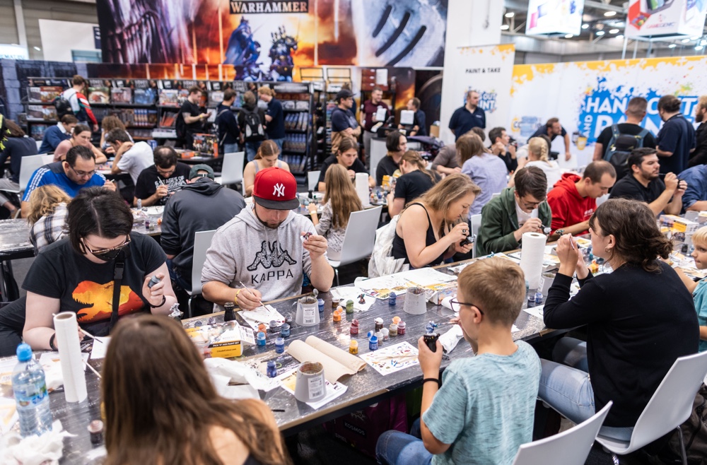 현장에서 구입한 미니어처에 직접 색칠하는 사람들출처 : Essen-Spiel 공식 홈페이지