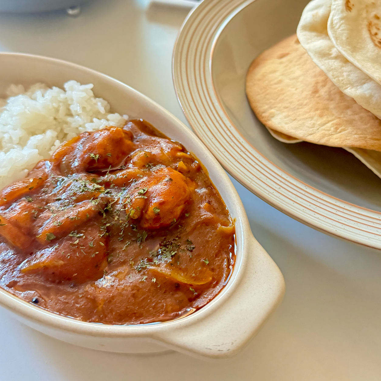 주말에는 종종 요리를 해먹곤 해요. 버터치킨 카레를 처음 만들어보았는데 생각보다 먹을만 하더라고요..! :)