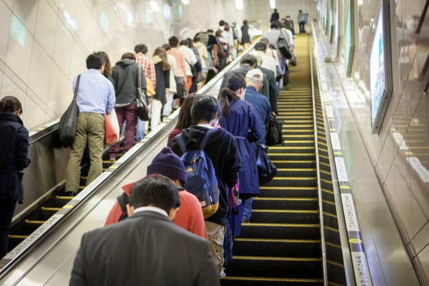 일본 여행에서 겪는 당황스러움. 하루 이틀이면 왼쪽 줄에 금방 적응합니다.