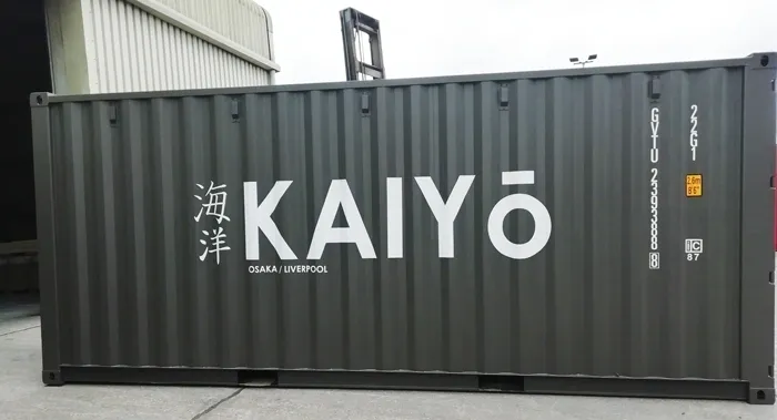 위스키들을 싣고 가는 컨테이너. 아래에 오사카/리버풀이라는 도시명이 눈에 띈다.