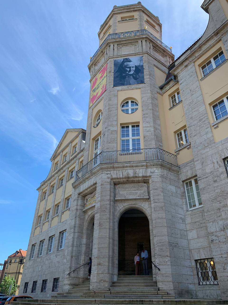 사진에는 잘 안보이는데 이 곳(카셀 또는 독일 또는 유럽)에는 정정한 할머니, 할아버지들이 잘도 걸어서 전시장에를 온다. 한국의 폐지 헌터들(경외심을 담아..)을 생각하면 어딘가 잘못된 감각이 불러일으켜진다. 요컨대 이분들의 정정함이, 우리네 노친네들로부터 빼앗아 진 것이 아닌가 하는… 진정 세계가 하나라면, 우리네 노친네들의 노동력으로, 이들이 걸어다닐 수 있는게 아닌가 하는…&nbsp;