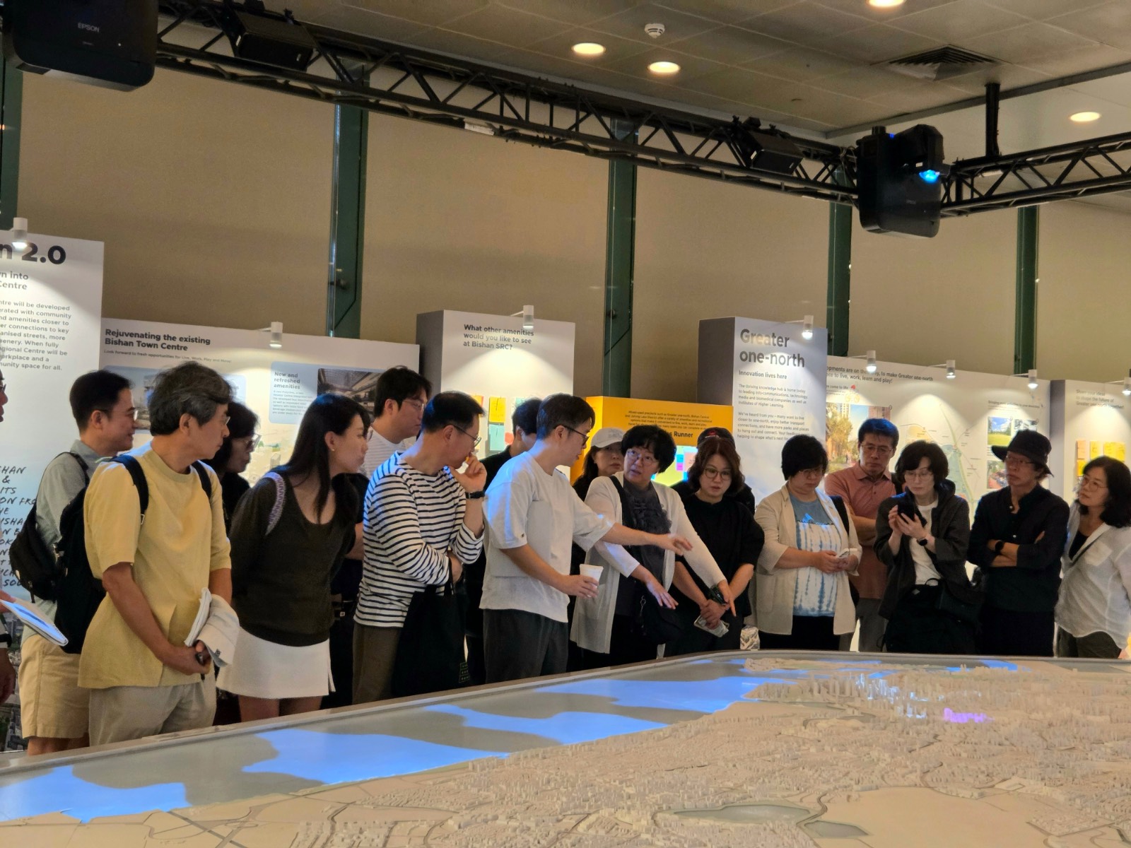 URA 시티갤러리에서 학구적인 펠로우분들