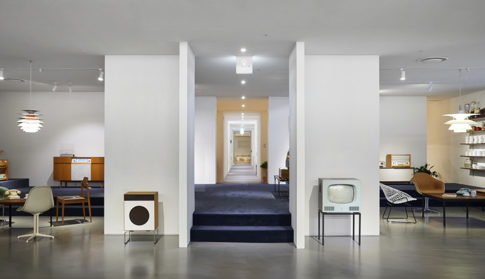 긴 복도를 중간으로 양 옆으로 전시공간이 배치되어 있다 ©4560designhaus 홈페이지