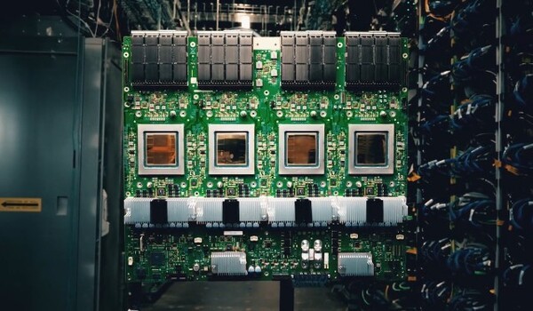 TPU(Tensor Processing Unit)는 구글이 인공지능(AI) 및 머신러닝 워크로드에 특화하여 개발한 주문형 반도체(ASIC)다. 일반적인 CPU나 GPU보다 딥러닝 모델의 행렬 연산에 최적화되어 있어, 훈련 및 추론 작업의 속도와 효율성을 크게 향상시킨다.(구글이 클라우드 넥스트 컨퍼런스에서 공개한 최신 TPU 'AI 가속기 칩 '아이언우드')