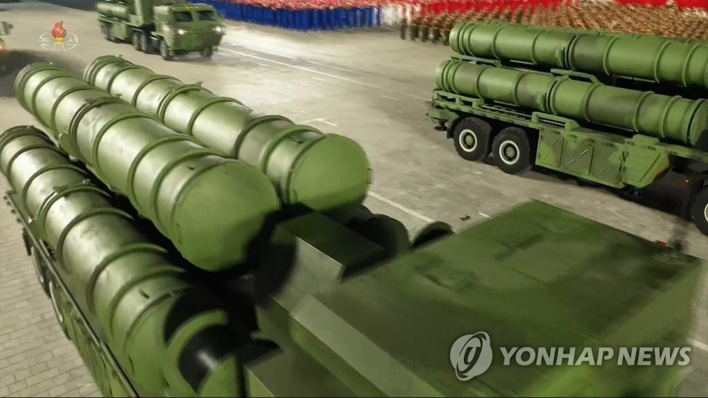 북한 조선중앙TV가 10일 녹화 방송한 노동당 창건 75주년 기념 열병식에 등장한 북한판 패트리엇으로 불리는 지대공유도미사일 'KN-06'(번개 5호)의 모습. 전문가들은 기존보다 KN-06의 이동식발사차량(TEL)이 개량된 것으로 추정했다. [조선중앙TV 화면]&nbsp;