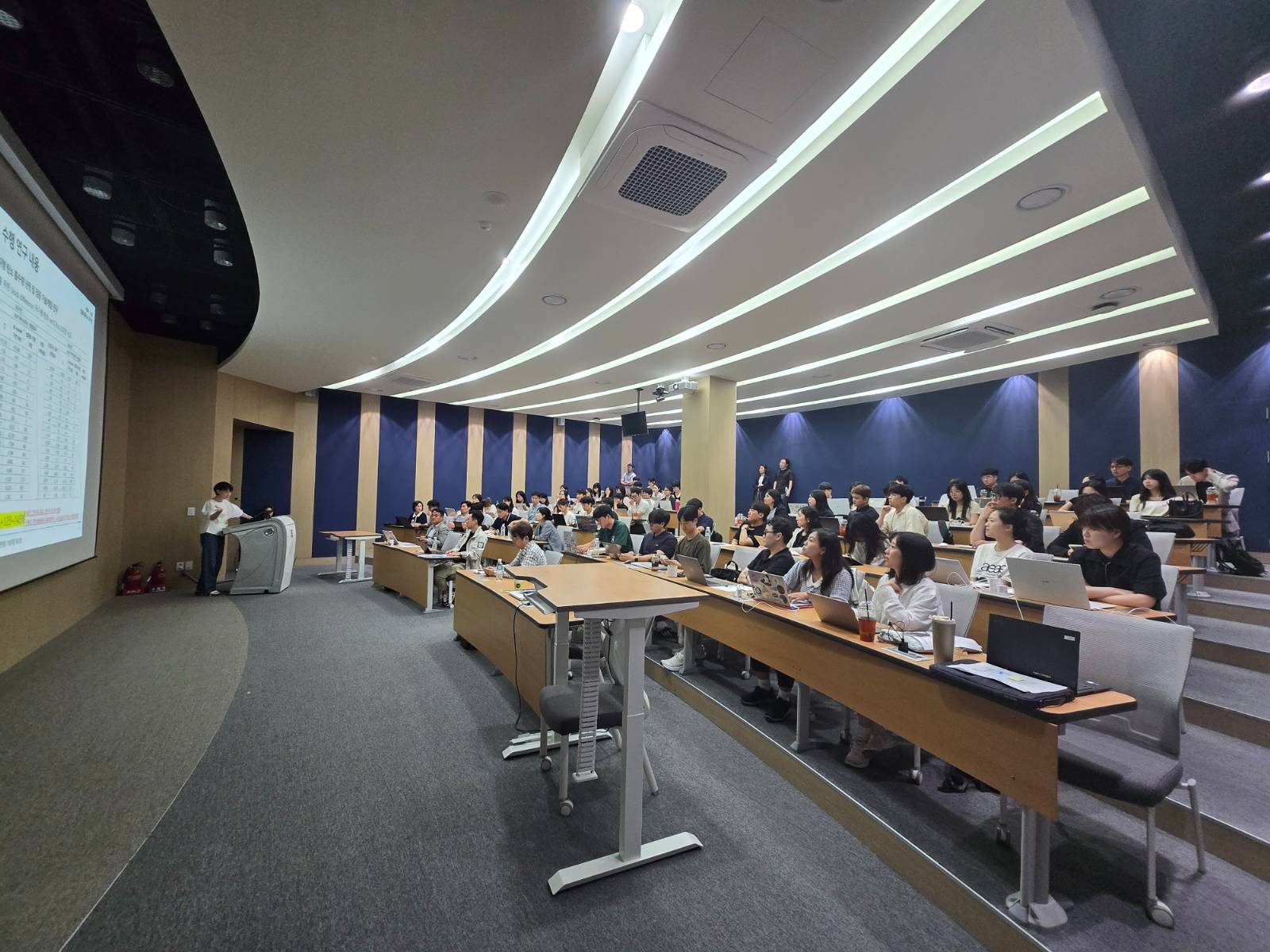 워크숍에 집중하고 있는 참여 연구원들