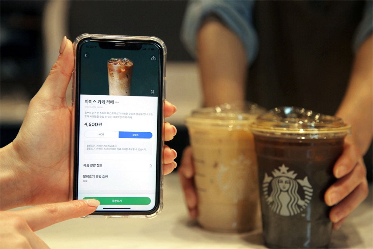 [출처: 스타벅스코리아] 스타벅스 앱으로 음료를 주문하는 모습.