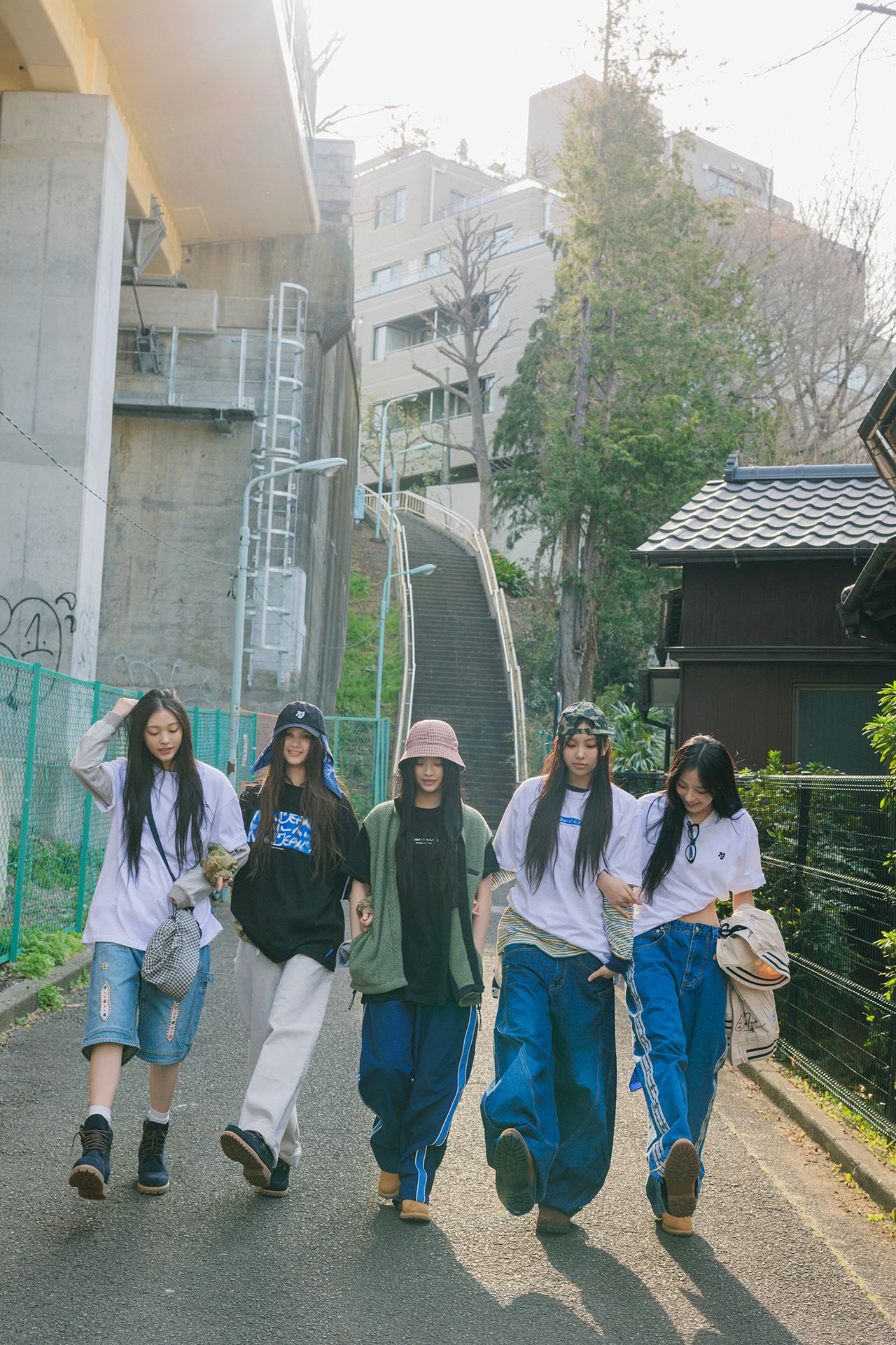 후지와라 히로시와 콜라보레이션 한 의상을 착용한 <슈퍼내추럴> 컨셉 포토&nbsp;ⓒ어도어