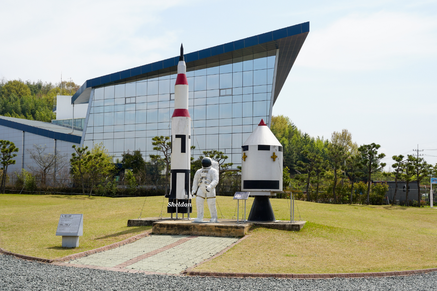 새턴 V 로켓과 아폴로 사령·기계선 모형.