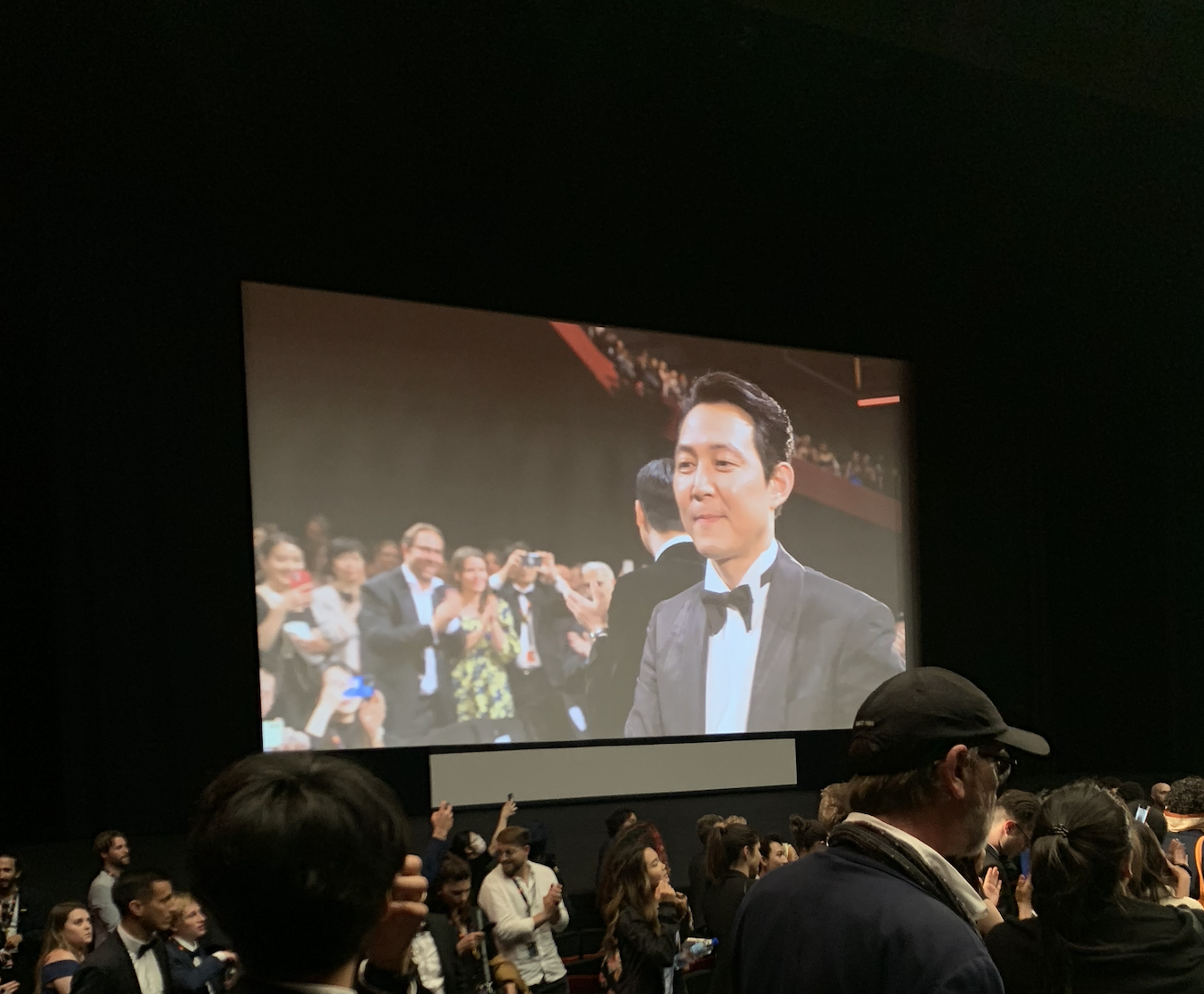 관객들에게 인사를 건네는 모습