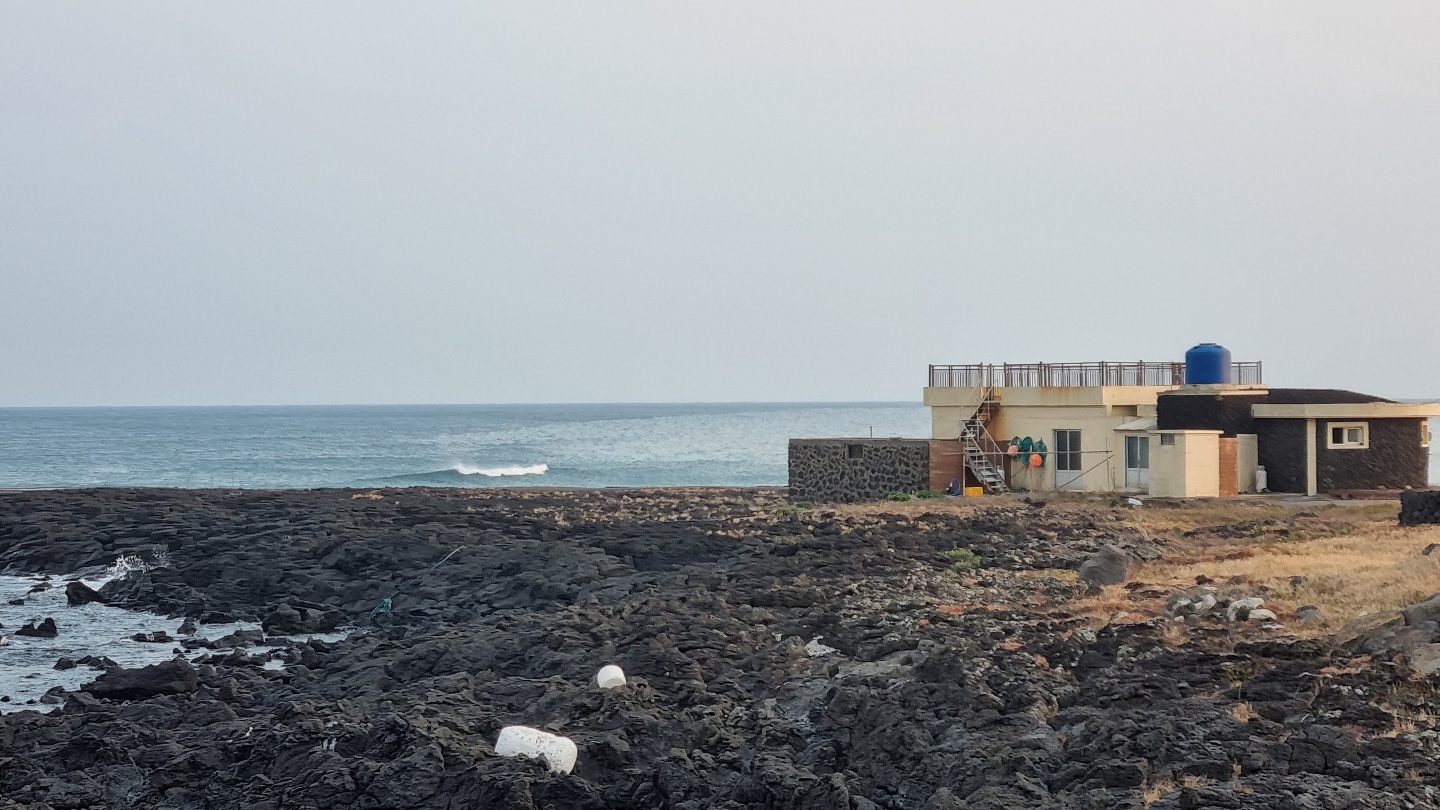 삼달의 바닷가 -옆 건물이 해녀 탈의장-