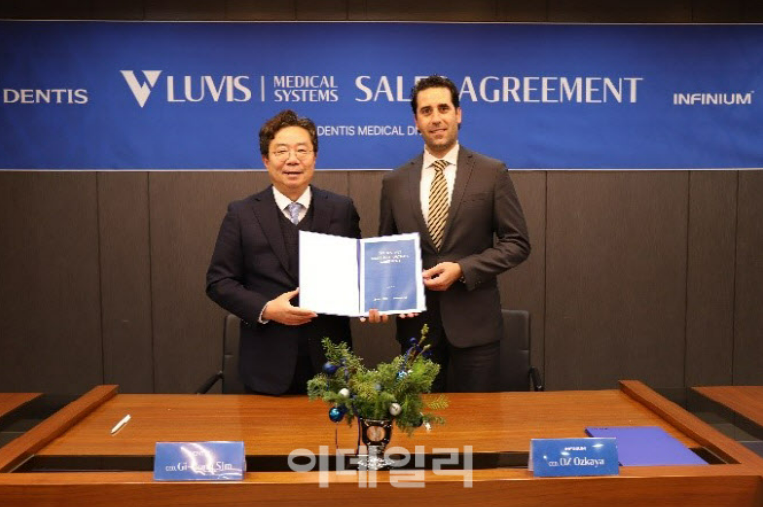 덴티스 심기봉 대표와 오즈카야 인피니움 CEO의 MOU 기념촬영 사진 / 덴티스 제공