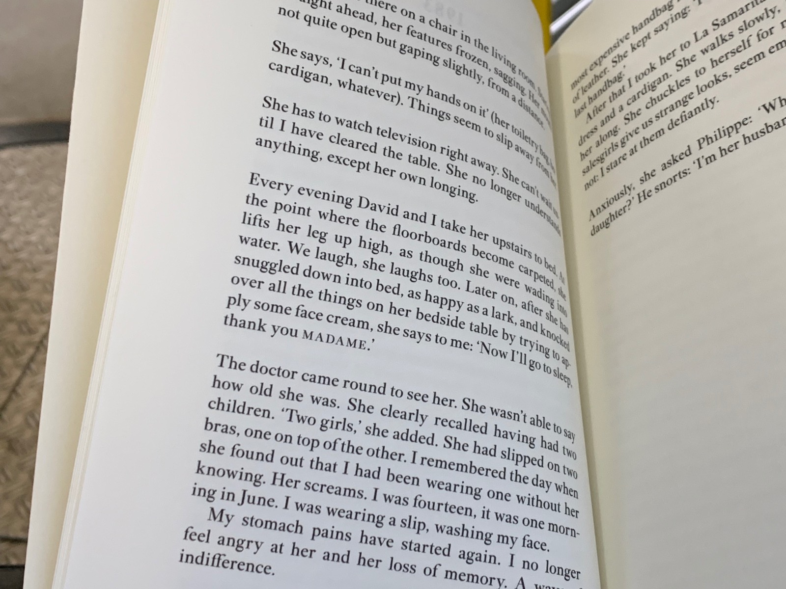 트램에서 읽다가 찍은 사진이 마침 있네요!