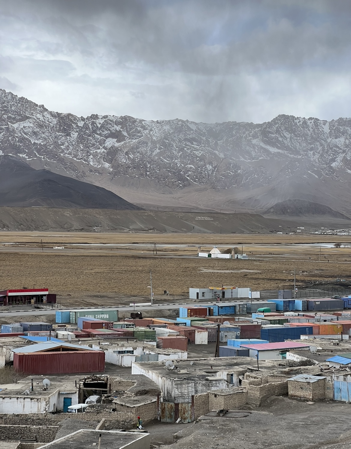 마인드가 넘 멋찝니다!!! 편집짱도 최근 비슷한 깨달음이 있어서 공유해용. 최근 개인적으로 특정 활동의 시간 쓰임과 관련하여 얻어지는 것보다 잃어버리는 것에 집중하는 제 자신을 보며 마음이 꽤나 쉽지 않았습니다. 하지만, 버려지는 것만 같은 시간 쓰임 속에도 얻어지는 것이 분명하게 있더라고요. 길을 나아가야 한다면, 그러고자 하는 의지가 있다면, 얻어지는 것에 집중하고 기대를 해야 담대히 걸어갈 수 있는 것 같아요. 설사 당장 잃어버린 것이 있을지라도 단 한가지의 배움이 있었다면 이 또한 경험도 값짐이 있다고 생각합니닷!