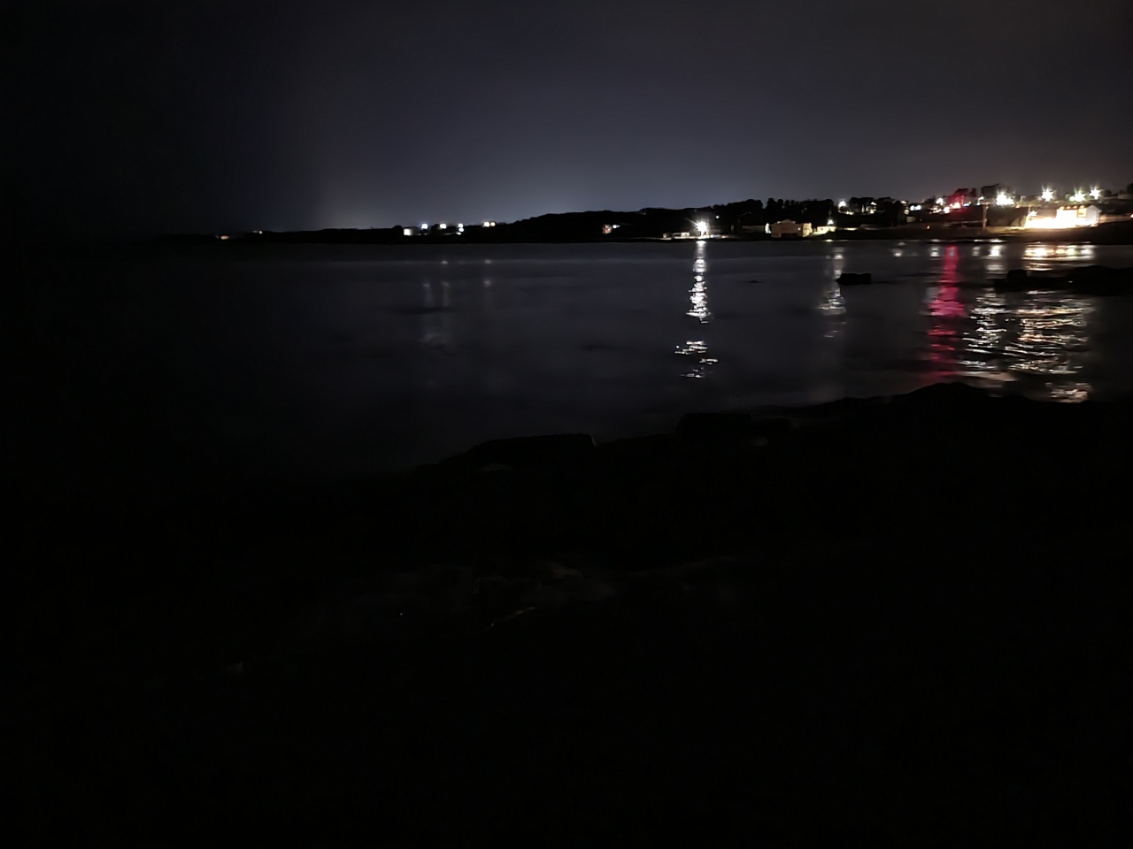 밤바다와 바다에 흩어지는 조명