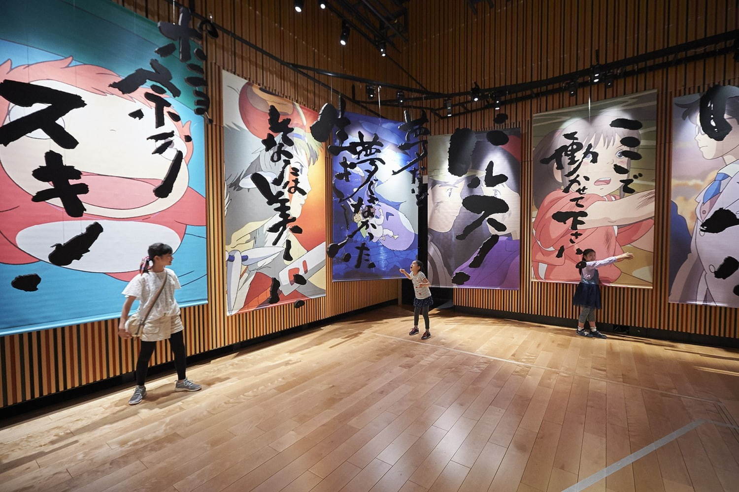 하야오 옹의 신작 개봉에 맞물려 일본 내에서는 그야말로  '지브리' 행사가 많이 열렸는데요, 그 중 '지브리' 역사를 총망라한 '지브리 스튜디오' 전시 모습. 