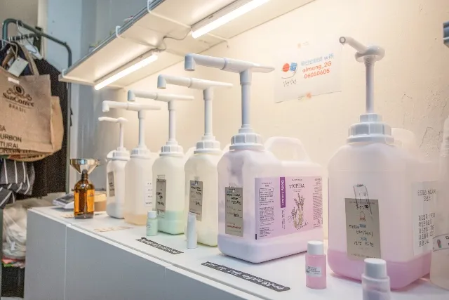 [출처: 조선일보] 세정용 제품을 소분 판매하고 있는 ‘알맹상점’.