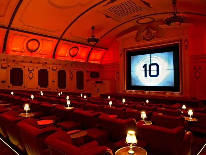 모든 관객이 영화 컨셉과 맞춰진 '미스터리 박스'에 든 간식을 먹는 런던의 Edible Cinema.  