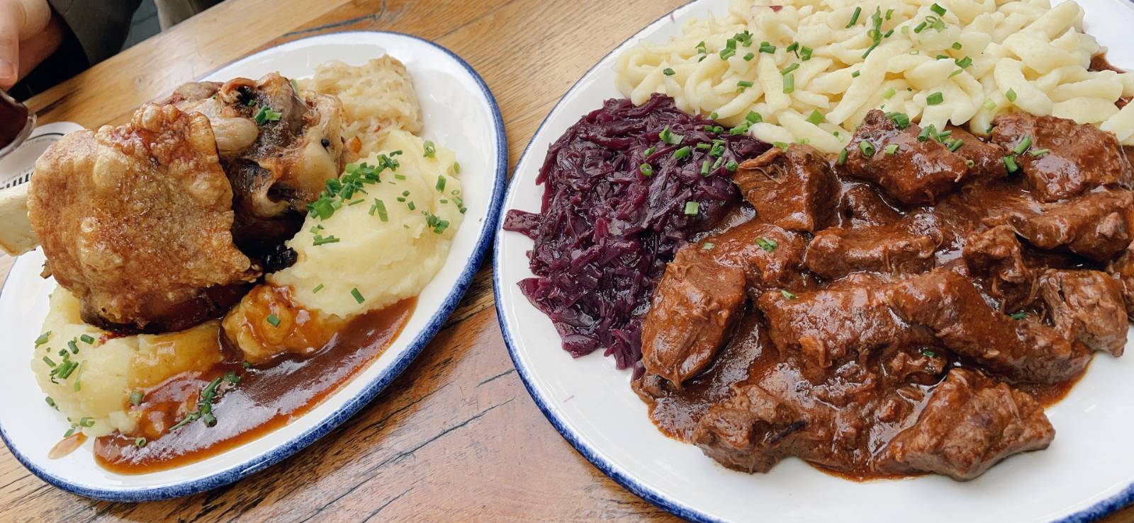독일의 대표적인 음식, 학센과 굴라쉬, 감자 퓨레와 자우어크라우트(양배추 절임), 직접 촬영