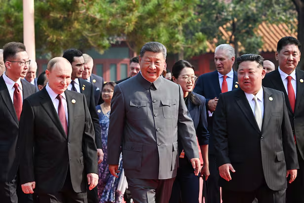 시진핑 중국 국가주석과 블라디미르 푸틴 러시아 대통령, 김정은 북한 국무위원장이 3일 오전 중국 전승절 80주년 기념 대규모 열병식이 열리는 베이징 천안문 행사장에서 함께 이동하고 있다./타스 연합뉴스