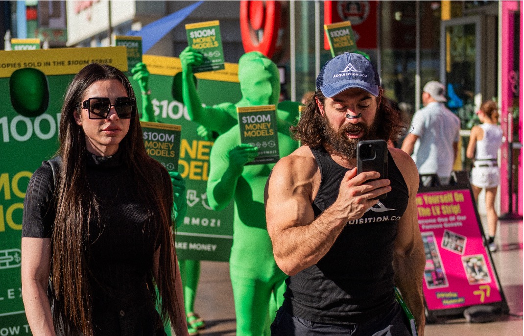 1,000억 자산가인 알렉스 호모지는 직원들이 초록색 전신 타이즈를 입고 함께 춤추는 파격적인 영상을 제작하여, 한 달 전부터 사람들의 호기심과 론칭에 대한 기대감을 최고조로 끌어올렸다.