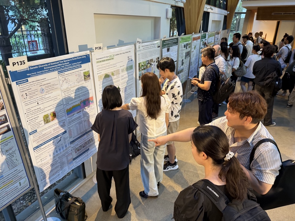 2025 동아시아생태학회의 마지막 포스터 세션 현장. 많은 수의 참가자들로 인해 장내가 뜨거웠습니다. 중앙은 본인의 연구에 대해 설명하고 있는 이새미 연구원의 모습.