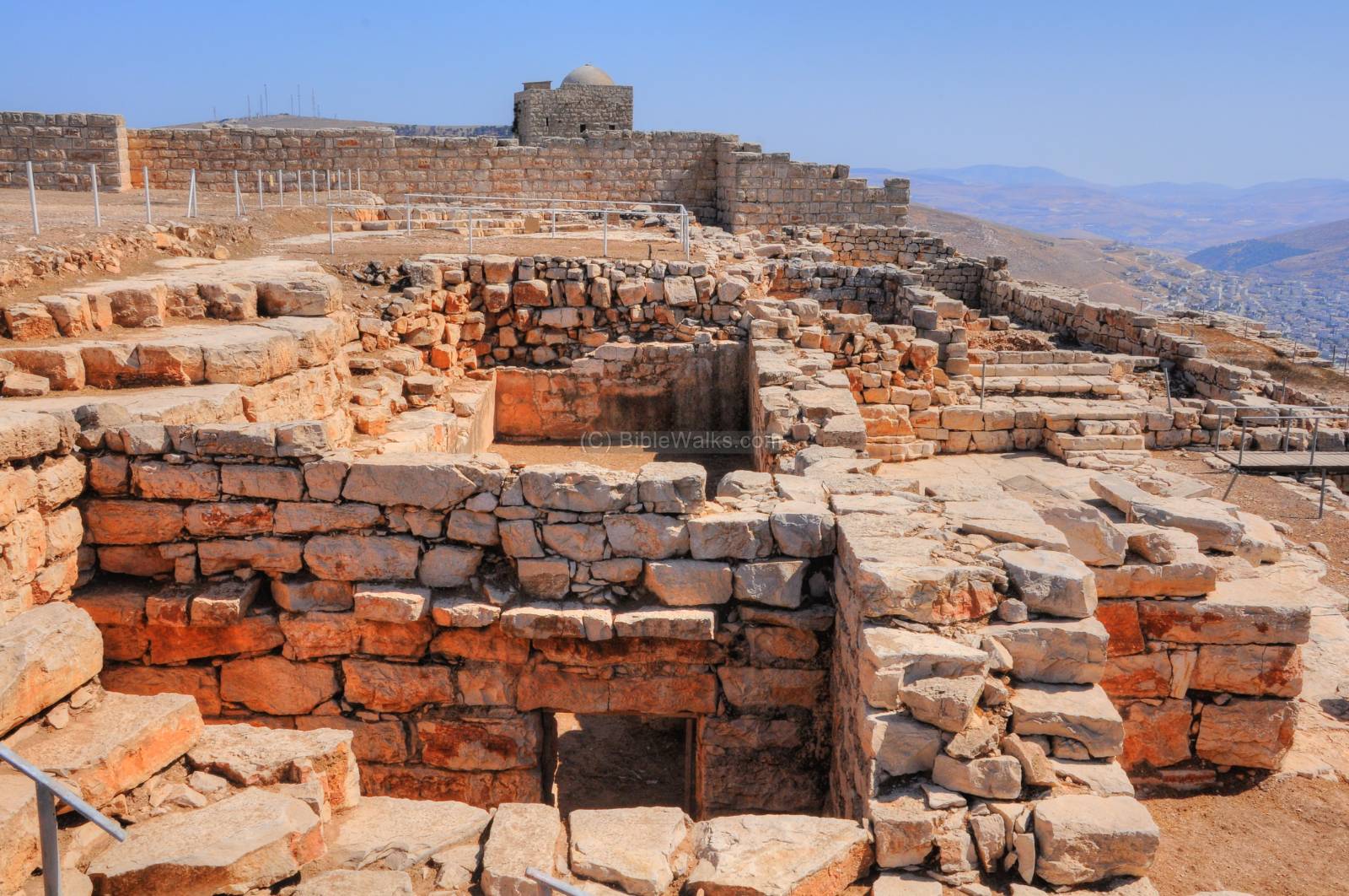 Mount Gerizim Temple 유적의 일부 발굴 현장 모습. 성벽과 제단, 제사용 흔적이 발견된다.ⓒBiblical Archaeology Review